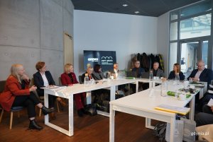 Na zdjęciu m.in. (od lewej): dyrektorka CN Experyment Alicja Harackiewicz, dyrektorka PPNT Anna Borkowska, dyrektorka Powiatowego Urzędu Pracy w Gdyni Jolanta Klauze, naczelnik Wydziału Edukacji Iwona Tanewska, zastępca kierownika Piatowego Urzędu Pracy Milena Miksa, dyrektor Departamentu Edukacji Urzędu Marszałkowskiego Wojew&oacute;dztwa Pomorskiego Adam Krawiec, wiceprezydentka Gdyni Oktawia Gorzeńska, starosta powiatu wejherowskiego Marcin Kaczmarek (fot. Magdalena Starnawska)