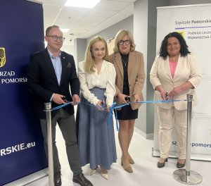 Uroczyste przecięcie wstęgi, na zdjęciu od lewej: Marcin Skwierawski – wicemarszałek województwa pomorskiego, Jolanta Sobieranska-Grenda – prezes Szpitali Pomorskich, ordynator oddziału Neurologii Agata Tomczak i pielęgniarka oddziałowa OP Monika Brzeszczyńska
