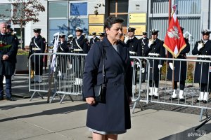 Alina Baaske, pełnomocniczka wojewody pomorskiej ds. integracji środowisk kombatanckich i koordynacji ich działań, składająca kwiaty pod pomnikiem podczas uroczystości z okazji 87. rocznicy pierwszych wysiedleń Gdynian