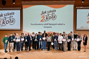 Wsp&oacute;lne zdjęcie przedstawicieli szk&oacute;ł biorących udział w drugiej edycji kampanii &bdquo;Jak szkoła to dwa koła&rdquo;, kt&oacute;rym towarzyszyły Iwona Tanewska &ndash; naczelniczka Wydziału Edukacji Urzędu Miasta Gdyni i Dominika Godlewska - koordynatorka kampanii &bdquo;Jak szkoła to dwa koła&rdquo; z ramienia Referatu Zarządzania Ruchem i Mobilnością Urzędu Miasta Gdyni 