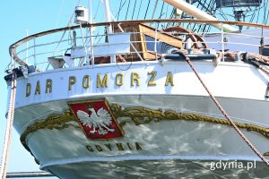 Rufa „Daru Pomorza” z nazwą statku i portu macierzystego oraz herbem Polski // fot. Magdalena Czernek
