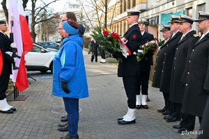 Delegacja gdyńskich samorządowców (od prawej): radna Danuta Styk, Jakub Ubych - wiceprzewodniczący Rady Miasta Gdyni oraz radny Zenon Roda złożyła kwiaty przed pomnikiem Ofiar Terroru Komunistycznego z okazji Narodowego Dnia Pamięci Żołnierzy Wyklętych. Za nimi: przedstawiciele Marynarki Wojennej RP // fot. Magdalena Czernek