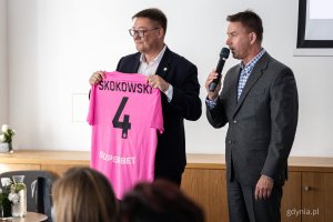 Tomasz Majchrowicz i Marcin Gruchała. Konferencja European Healthy Stadia Network zorganizowana przez Arkę Gdynia, Gdański Uniwersytet Medyczny i Gdyńskie Centrum Zdrowia (fot. Kamil Złoch)