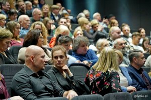 Widzowie oczekujący na pokaz serialu „Heweliusz” w sali Warszawa Gdyńskiego Centrum Filmowego
