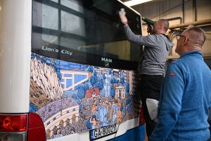 Gdyńska komunikacja ubiera się świąteczną szatę graficzną 