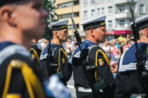 Oficjalne uroczystości z okazji Święta Wojska Polskiego w Gdyni, przy pomniku Polski Morskiej, fot. Kamil Złoch