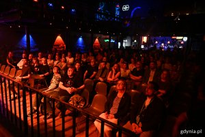 Publiczność zgromadzona w przestrzeni Podwórko.art podczas koncertu otwarcia 20. edycji Globaltiki 