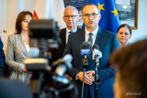 Konferencja prasowa w Pomorskim Urzędzie Wojewódzkim dotycząca podpisania listu intencyjnego – przemawia wicewojewoda Emil Rojek (fot. Kamil Złoch)
