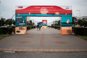 Plenerowe studia Polskiego Radia nadają z Gdyni przed „Lato z Radiem Festiwal”, fot. Dawid Linkowski