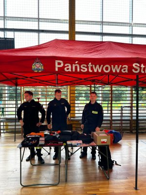 Trzech funkcjonariuszy Straży Pożarnej 