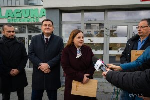 Prezydent Gdyni Aleksandra Kosiorek, obok sekretarz miasta i dyrektor generalny urzędu Łukasz Kobus, radny Marcus da Silva. Nowo otwarty Punkt Obsługi Mieszkańców Urzędu Miasta Gdyni na Chwarznie-Wiczlinie, w lokalu przy ul. Tęczowej 37 (fot. Kamil Złoch)