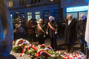 Ludzie zgromadzeni przy pomniku