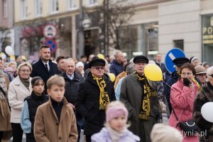 Ludzie biorący udział w procesji: dorośli i dzieci
