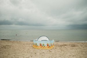 Parawan na pustej plaży w pochmurny dzień