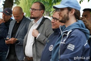 Mariusz Bzdęga, dyrektor zarządzający ds. kultury i aktywności mieszkańców w towarzystwie uczestników spotkania