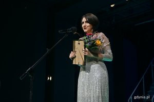 Kalina Konieczny z Teatru Komedii Valldal po odebraniu Nagrody Prezydenta Miasta Gdyni z okazji Międzynarodowego Dnia Teatru 