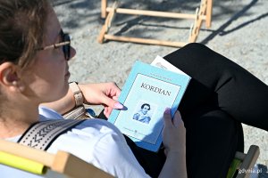 Jedna z uczestniczek Narodowego Czytania z egzemplarzem „Kordiana” Juliusza Słowackiego w rękach