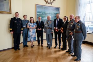 Goście i organizatorzy jubileuszu. Na zdjęciu m.in prezydent Gdyni Aleksandra Kosiorek, poseł na Sejm RP Rafał Siemaszko, radna Sejmiku Województwa Pomorskiego Beata Koniarska,  Alain Mompert, Konsul Honorowy Francji na Pomorzu, prezes Zarządu Krajowego Związku Piłsudczyków RP gen. zw. Stanisław Władysław Śliwa oraz prezes Zarządu Okręgu Pomorskiego Związku Piłsudczyków RP w Gdyni płk. ZP RP Julian Aleksander Michaś (fot. Natalia Kawalerowicz)