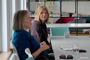 Edyta Gawlak z Fundacji Warsztat Innowacji Społecznych i Ana Matusevic podczas panelu &bdquo;Jak realnie włączać osoby z doświadczeniem migracji do instytucji kultury?&rdquo; w Miejscu Otwartym 