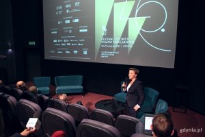 Konferencja prasowa 46. Festiwalu Polskich Filmów Fabularnych w Gdyńskim Centrum Filmowym. Poprowadziła ją stojąca na scenie Magdalena Jacoń - rzeczniczka prasowa festiwalu // fot. Przemysław Kozłowski