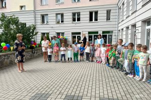 Dzieci i nauczyciele z przedszkola na taresie budynku 