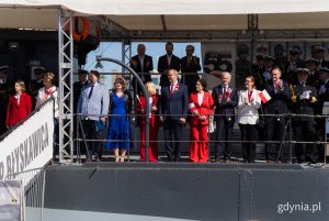 Na pokładzie stoją m.in.: senator Sławomir Rybicki, posłanki Wioleta Tomczak i Dorota Arciszewska-Mielewczyk, wicewojewoda pomorski Emil Rojek, członkini zarządu wojew&oacute;dztwa pomorskiego Agnieszka Baranowska, przewodniczący Rady Miasta Gdyni Tadeusz Szemiot, wiceprezydent Gdyni Tomasz Augustyniak, radni miasta &ndash; Teresa Bysewska, Larysa Kramin, Agnieszka Tokarska i  Norbert Anisowicz oraz przedstawiciele Marynarki Wojennej 