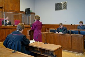 Inscenizacja rozprawy sądowej z lat 30. XX wieku zaprezentowana w ramach inauguracji wystawy w Sądzie Rejonowym w Gdyni