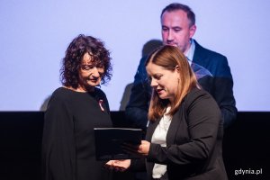 Iwona Danielewicz, laureatka Nagrody Prezydent Miasta Gdyni dla pracowników ochrony zdrowia, odbierająca nagrodę z rąk prezydent Gdyni Aleksandry Kosiorek i wiceprezydenta Tomasza Augustyniaka 