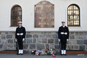 Hołd ofiarom oddano r&oacute;wniez pod tablicą upamiętniającą, kt&oacute;ra znajduje się na Bazylice Morskiej (fot. Magdalena Starnawska)