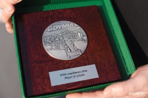 Pamiątkowy medal od prezydenta Gdyni dla załogi HNLMS „Van Amstel”