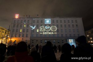 Mapping 3D na fasadzie Urzędu Miasta Gdyni - &bdquo;Zaczęło się od morza. Baśniowa opowieść o Gdyni&rdquo; (fot. Paweł Budziński)