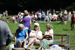 Uczestnicy pikniku dla senior&oacute;w na Polance Redłowskiej