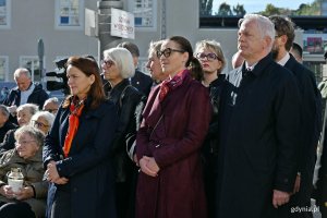 Posłanka Wioleta Tomczak, senator Sławomir Rybicki oraz przewodnicząca Rady Miasta Gdyni Beata Zastawna i gdyńscy radni Agnieszka Tokarska, Joanna Zielińska i Anna Szpajer podczas uroczystości z okazji 87. rocznicy pierwszych wysiedleń Gdynian 