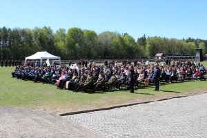Uczestnicy uroczystości z okazji 81. rocznicy zakończenia II wojny światowej oraz uwolnienia ostatnich więźni&oacute;w niemieckiego nazistowskiego obozu koncentracyjnego Stutthof zgromadzeni na terenie Muzeum Stutthof w Sztutowie 