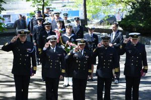 Mieszkańcy Gdyni i samorządowcy uczcili dzisiaj rocznicę zakończenia II wojny światowej w Europie. Uroczystości odbyły się na Cmentarzu Obrońców Wybrzeża w Redłowie. // fot. Jan Ziarnicki