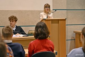 Zuzanna Rybikowska &ndash; przewodnicząca Młodzieżowej Rady Miasta Gdyni zabierająca głos podczas 3. sesji Młodzieżowej Rady Miasta Gdyni