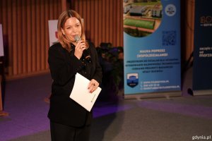 Wiceprezydentka Gdyni Oktawia Gorzeńska stojąca z mikrofonem