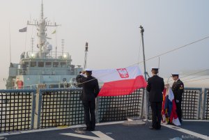 Marynarze wciągają biało-czerwoną banderę na pokładzie okrętu ORP „Ślązak” // fot. bsmt Michał Pietrzak/ 3. Flotylla Okrętów  