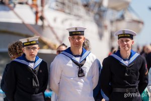 Trzech mężczyzn w marynarskich mundurach