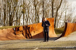 Wiceprezydent Rafał Geremek odczytał list od prezydent Gdyni Aleksandry Kosiorek (fot. Karolina Szypelt)