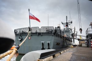 Fregata ORP „Gen. T. Kościuszko” zacumowana przy nabrzeżu w porcie Den Helder // fot. COM_SNMG1, René Tas, Koninklijke Marine