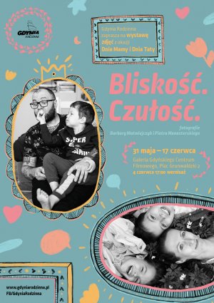 Na szarym tle w ramce z seruszkami tekst: Gdynia Rodzinna zaprasza na wystawę zdjęć z okazji Dnia Mamy i Dnia Taty. Poniżej tytuł: "Bliskość. Czułość.". Pod spodem informacja: fotografie Barbary Matwiejczyk i Piotra Manasterskiego. Po lewej czarno-biały zdjęcie bawiących się razem mężczyzny i chłopca. Obok informacja gdzie i kiedy odbędzie się wystawa i wernisaż. Pod spodem czarno-białe zdjęcie leżących dwóch dziewczynek i kobiety. W lewym dolnym rogu odnośnik do strony i fb organizatora