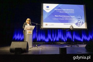 Na scenie Magdalena Adamowicz, żona zmarłego prezydenta