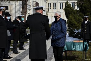 Joanna Zielińska - przewodnicząca Rady Miasta Gdyni wręcza kadm. Mirosławowi Jurkowlańcowi – dowódcy 3. Flotylli Okrętów list z okazji 50. rocznicy utworzenia 3. Flotylli Okrętów // fot. Marcin Mielewski 