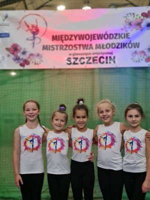 Zawodniczki w jednakowych koszulkach