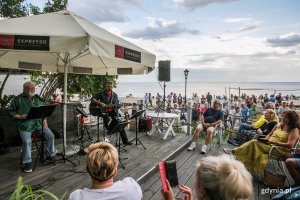 Bernard Dornowski i Bogusław Olszonowicz zagrali największe przeboje Czerwonych Gitar podczas otwarcia nowej sceny przy plaży w Orłowie // fot. Karol Stańczak