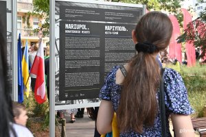 Wystawa „Mariupol – bohaterskie miasto” na skwerze Bohaterskiego Mariupola // fot. Magdalena Czernek