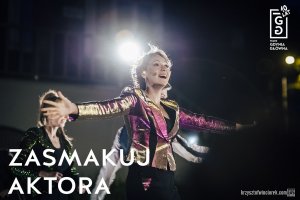 Grafika promująca wydarzenie Jubileusz 10-lecia Teatru Gdynia Główna. "Zasmakuj aktora". Kobieta podczas śpiewu, z rozłożonymi rękoma. W tle światła i scena.W prawym górnym rogu logo Teatru Gdynia Główna.