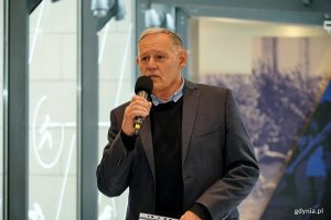 Aleksander Gosk – zastępca dyrektora Muzeum Marynarki Wojennej podczas prowadzenia uroczystości przekazania kapliczki 