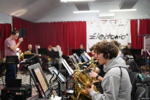 Orkiestra na pr&oacute;bie koncertu w warszawskim studiu nagrań